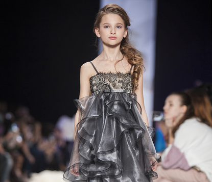 Лиза Анохина попробовала себя в новом амплуа на Mercedes-Benz Fashion Week Russia