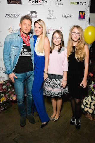 katya_guseva_s_docheryu_arinoy_yeye_podrugoy_i_mitey_fominym.jpg